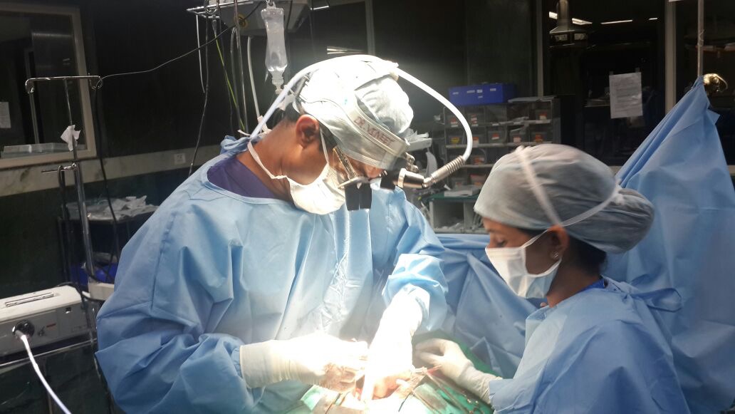Image of surgeons doing surgery in Ethiopian hospital